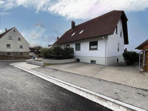 Straßenansicht - 8 Zimmer Mehrfamilienhaus, Wohnhaus zum Kaufen in Fuchsstadt