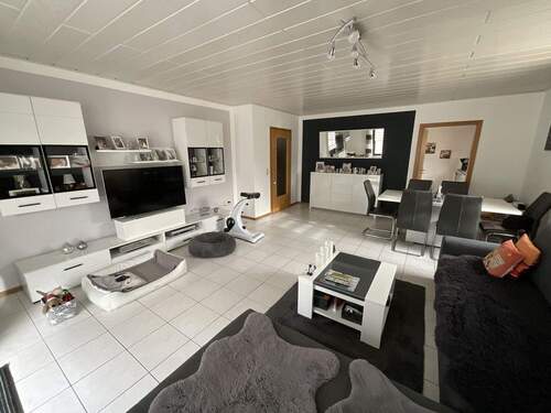 Wohn- und Esszimmer Kellergeschoss - 8 Zimmer Mehrfamilienhaus, Wohnhaus in Fuchsstadt