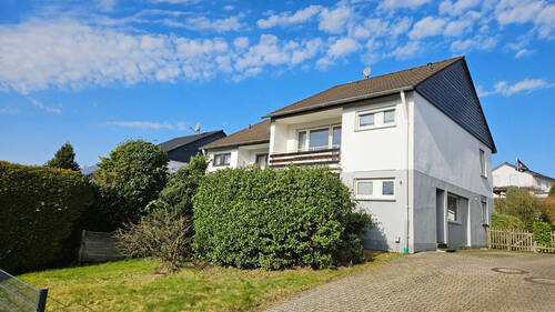 Strassenansicht - Gemütliche Doppelhaushälfte in ruhiger, bevorzugter Lage von Odenthal-Blecher