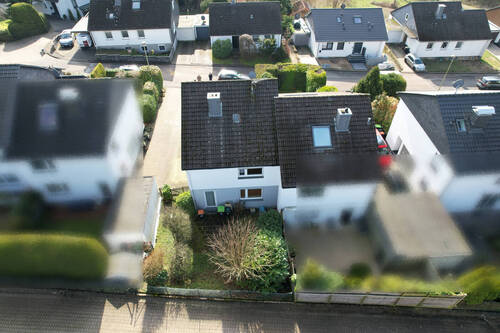 Drohne Rückansicht - Doppelhaushälfte mit 111,00 m&sup2; in Odenthal / Blecher zum Kaufen