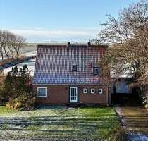 Einfamilienhaus mit Blick über die offene Feldlandschaft - Friedrichskoog