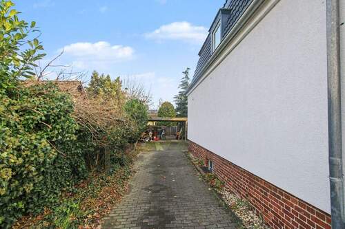 18. Auffahrt und Garage - 