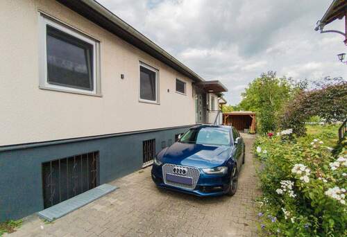 Einfahrt Stellplätze - 6 Zimmer Bungalow in Friedberg