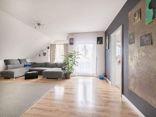 Wohnzimmer Ansicht 1 - 4 Zimmer Etagenwohnung zum Kaufen in Bietigheim