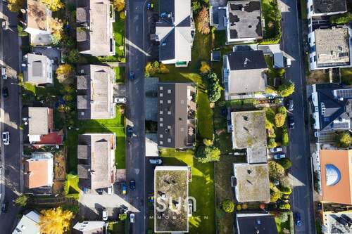 LUFTAUFNAHME - NEUBAU TAUNUS NOVA - Außenstellplatz am Haus