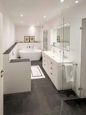 Bad mit Wanne und Doppelwaschtisch - Etagenwohnung mit 206,00 m&sup2; in Potsdam zum Kaufen