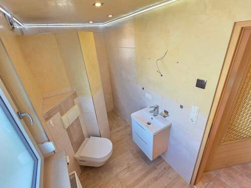 modernisiertes Dusch-Bad mit WC im EG - 