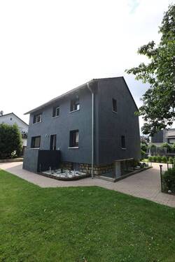 Hausansicht - Zweifamilienhaus mit 8 Zimmern, großem Garten und 3 Garagen - 1800€ Kaltmieteinnahmen pro Monat