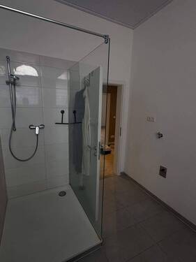 Ebenerdige moderne Dusche.jpg - Etagenwohnung mit 95,00 m&sup2; in Deidesheim zur Miete