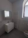 Neues Badzimmer mit grauen Fliesen.jpg - 