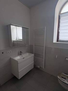 Neues Badzimmer mit grauen Fliesen.jpg - 