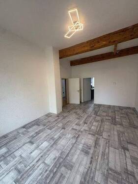 Wohnzimmer mit neuem Boden.jpg - 