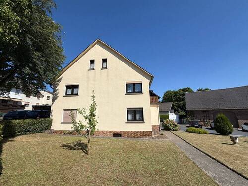 Grundstück mit Blick auf das Haus - 8 Zimmer Einfamilienhaus in Niederahr