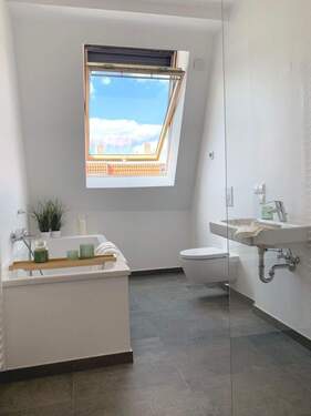 Dusch- und Wannenbad - 2 Zimmer Etagenwohnung in Berlin