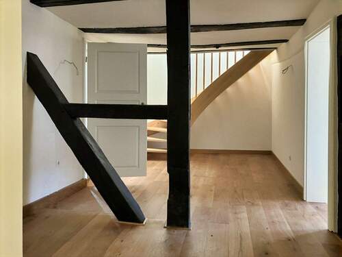 1. OG, Flur, Blick von Eingangstür, hinten interne Treppe ins DG - 