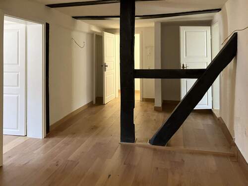 1. OG, Flur, Blick zum Eingang - 