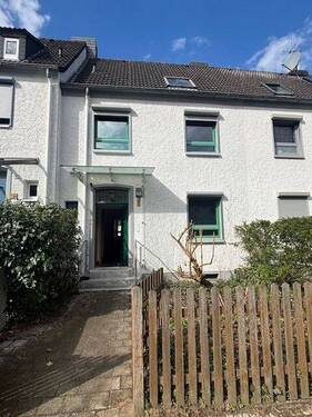 Die Straßenansicht - Echtes Schnäppchen, renovierungsbedürftiges Reihenmittelhaus in der beliebten Nordstadt!