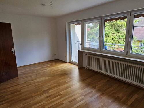 Schlafzimmer mit Zugang zum Balkon - 