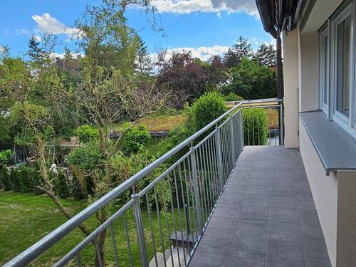 Balkon mit Blick in den Garten - 
