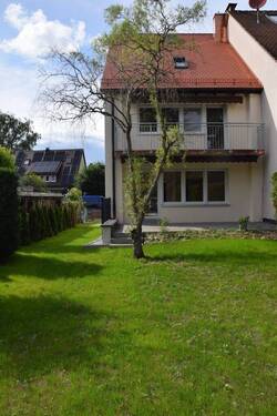 Hausansicht mit Garten - 