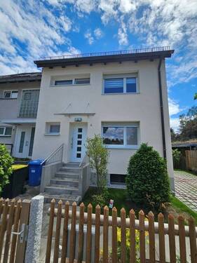 Eingang - 5 Zimmer Doppelhaushälfte zur Miete in Nürnberg