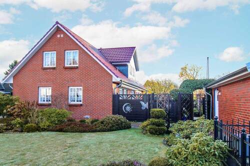Ansicht von der Straße - Ein Ort, der Herzen verbindet - Einfamilienhaus mit großem Garten und Pool in Zarrendorf