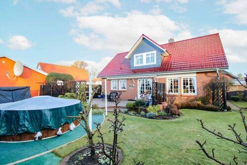 Rückansicht mit Poolbereich - 3 Zimmer Einfamilienhaus in Zarrendorf