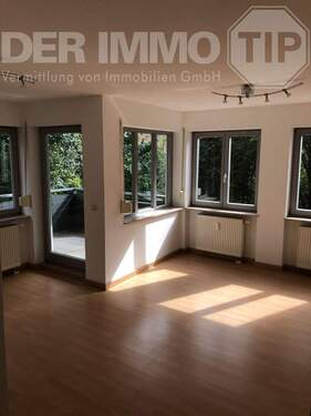 Wohnzimmer - 3 Zimmerwohnung mit großen Balkon & Stellplatz zum Kauf 