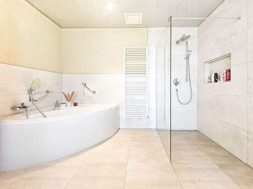 Badezimmer mit Bidet, Dusche und Wanne - 