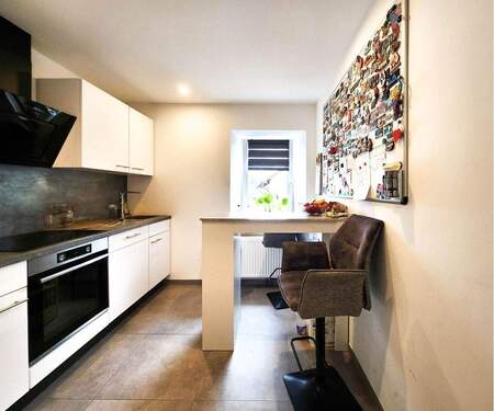 Wohnküche mit Einbauküche, die im Mietpreis enthalten ist - 4 Zimmer Etagenwohnung in Damflos