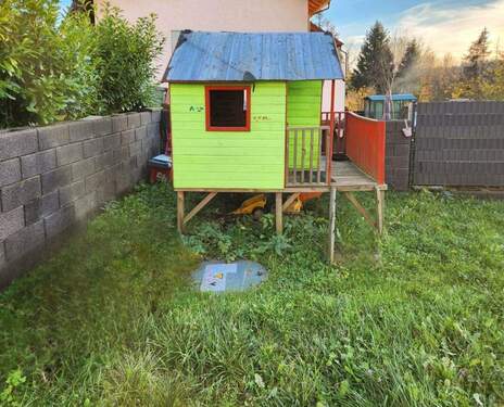 Für die Mieter nutzbarer, umzäunter Garten mit Spielgerät - 
