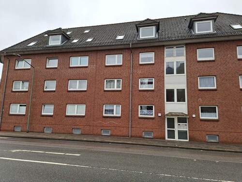 Strassenansicht - provisionsfrei, mit Fußbodenheizung, Balkon, Stellplatz, 3-Zi.-Wohnung, vermietet