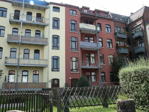 Rückansicht des Hauses - 2 Zimmer Etagenwohnung zum Kaufen in Zwickau