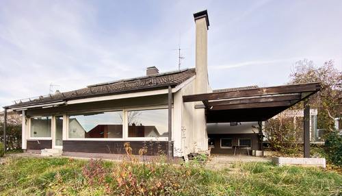 Blick auf die Südseite mit Gartenterrasse und über - Wohnen am Sonnenhang! - 395.000,00&nbsp;EUR Kaufpreis, ca.&nbsp; 145,00&nbsp;m&sup2;&nbsp;Wohnfl&auml;che