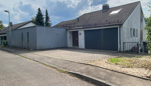 Die Nordseite mit dem Eingang und der Doppelgarage - 8 Zimmer Einfamilienhaus zum Kaufen in Aalen