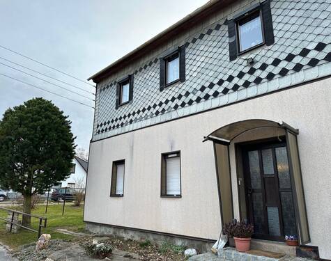 Vorderansicht Gebäude Hauseingang - 9 Zimmer Mehrfamilienhaus, Wohnhaus zum Kaufen in Königswalde