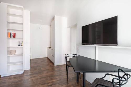 Wohnbereich mit offener Küche - 2 Zimmer Etagenwohnung zum Kaufen in Berlin