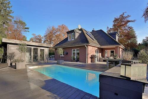 Objektansicht - Ein Ort zum Wohlfühlen und Genießen! Modernes Wohnen mit Pool und Gartenidylle