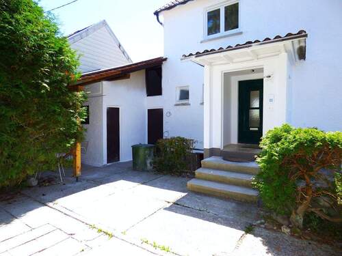 Hauseingang und Zugang zur Garage - 