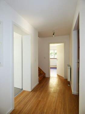 Flur / Zugang Wohnzimmer sowie Treppenaufgang - 