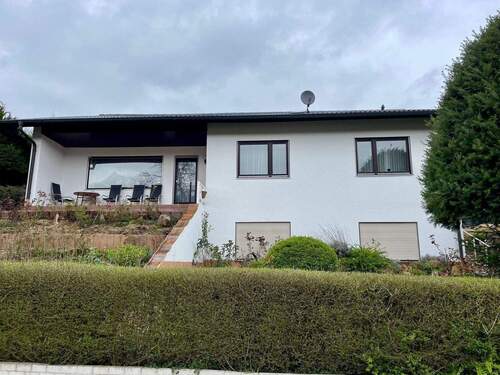 Hausansicht - TRADITIONELL: GROSSZÜGIGES, KOMFORTABLES HAUS MIT EINLIEGERWOHNUNG