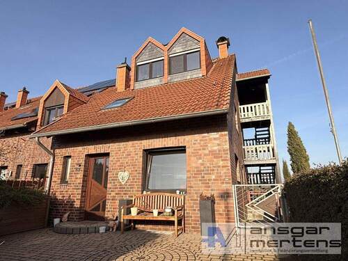 Hausansicht mit seitlichem Zugang Einliegerwohnung - 