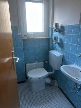 Kleines Badezimmer mit Fenster - 