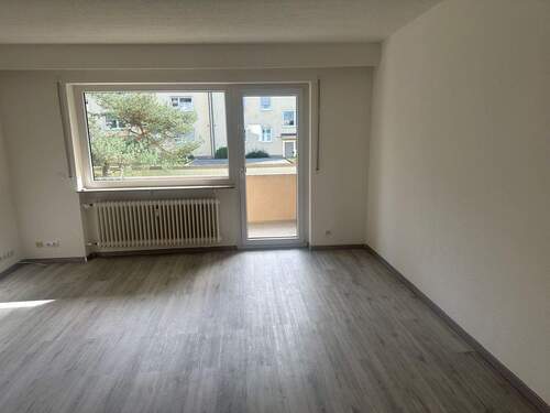 Helles Wohnzimmer mit Balkon - 