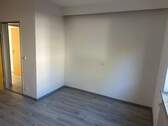 Leeres Zimmer mit Holzboden - 