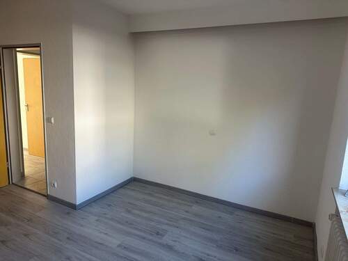 Leeres Zimmer mit Holzboden - 