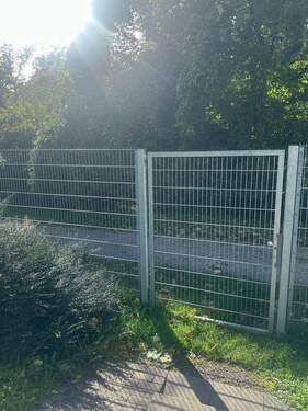 Zaun vor grünem Hintergrund - 