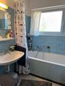 Badezimmer mit blauen Fliesen - 
