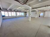Halle 1 mit zwei Sektionaltoren - 
