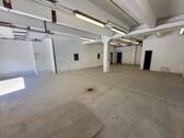 Halle 2 mit Sektionaltor - 